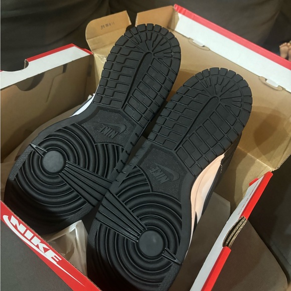 Nike Low Dunks Size 6.5Youth - Picture 4 of 4